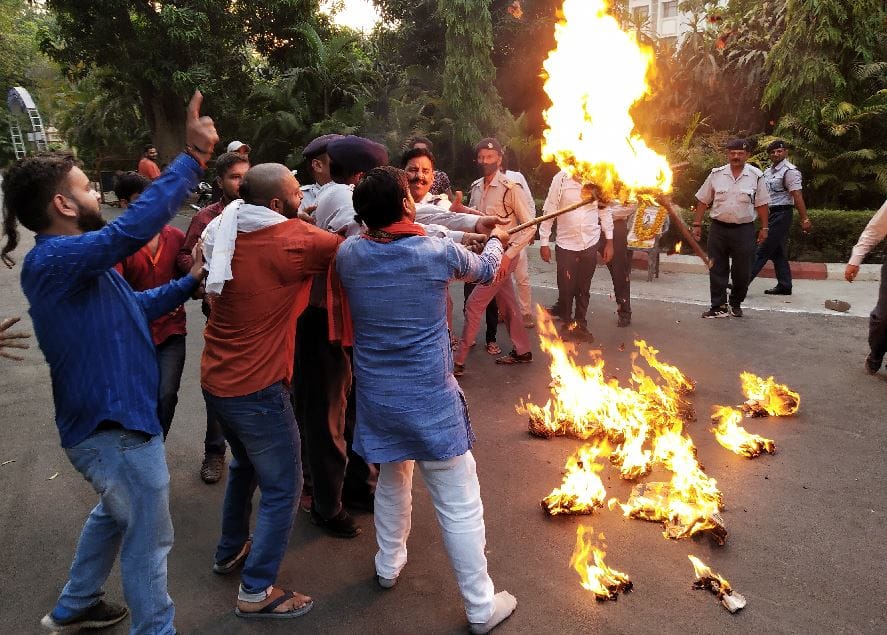 Uproar in BHU iftar party Students burnt effigies of Vice Chancellor after he not came in Parshuram Jayanti