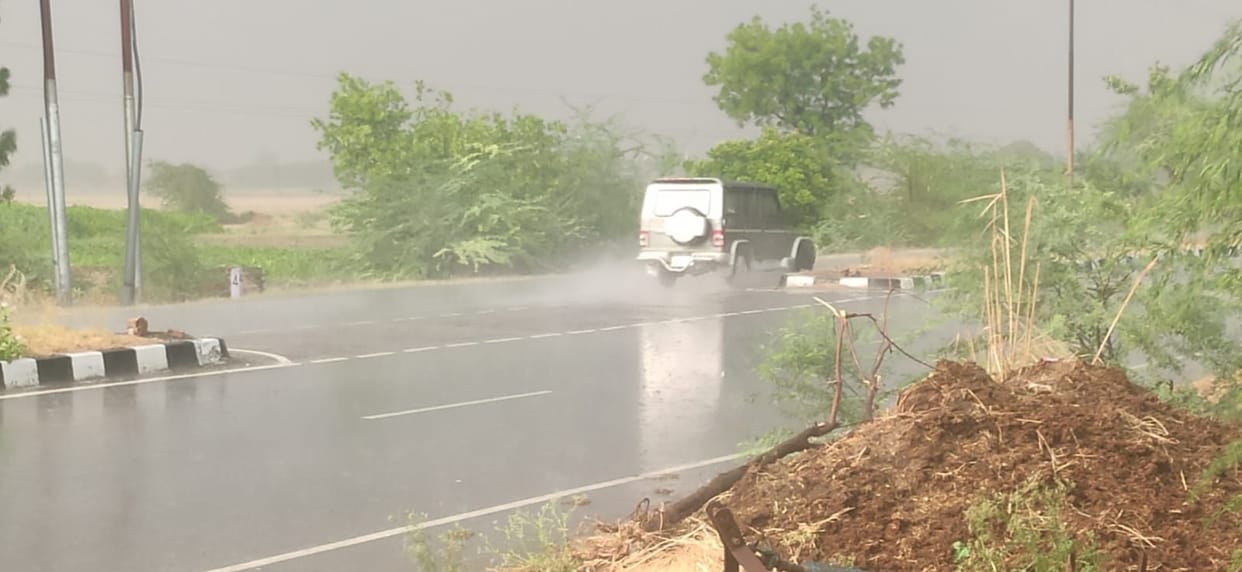 rain in mainpuri, storm and hailstorm in aucha and ghiror