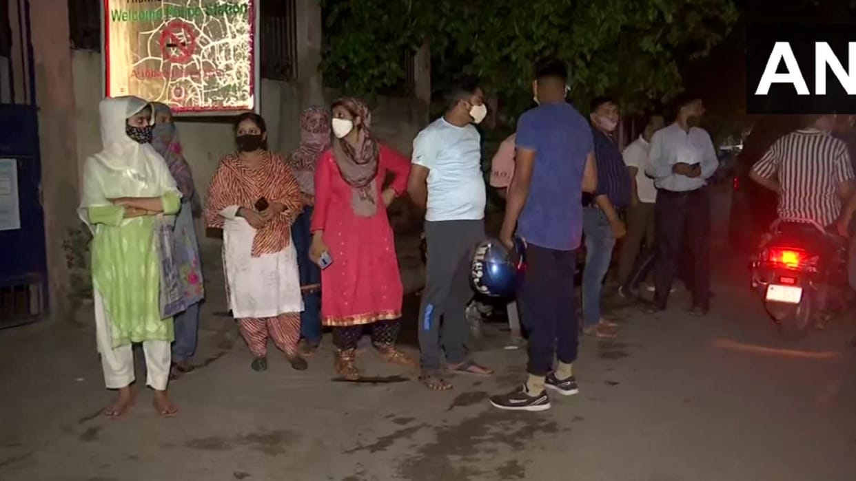 On intervening, the miscreants robbed the businessman and looted cash and mobile phones in delhi