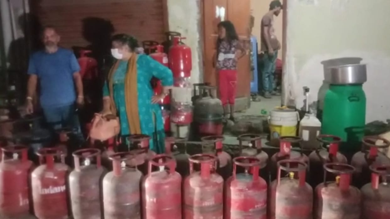Bhopal Food Department raid: Small cylinders were being filled with domestic cylinders, 36 confiscated