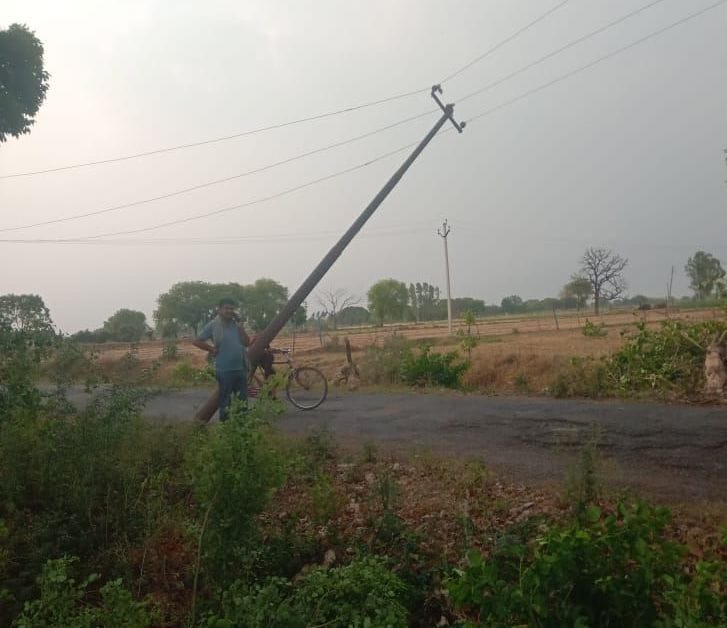 Kanpur Dehat : More than 125 poles broken due to storm and rain, power failure in four city areas and more than one thousand villages