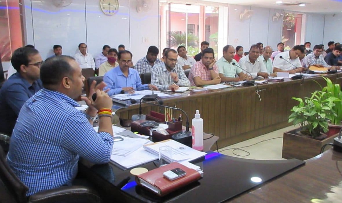 File a report against banks that do not give loans: DM