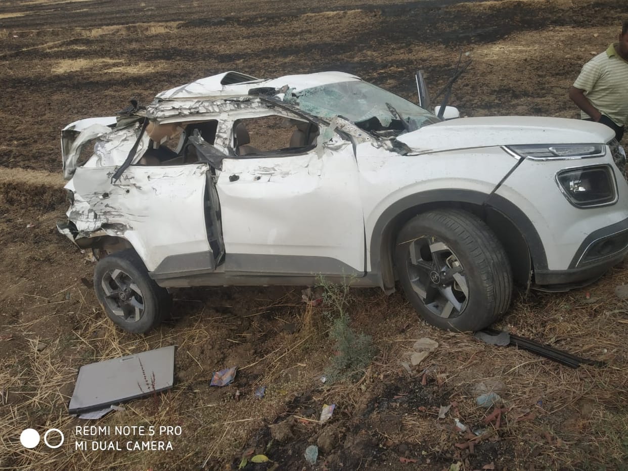 Road accident in sonebhadra two youths died and one injured after  Car rammed into  truck