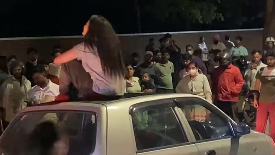 The girl created a ruckus by climbing on the middle road car in chandigarh