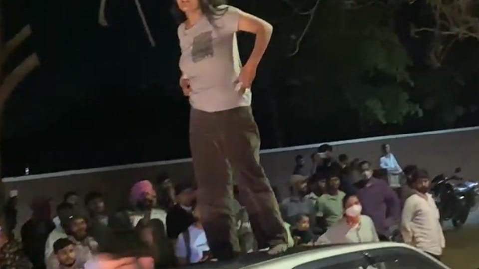 The girl created a ruckus by climbing on the middle road car in chandigarh