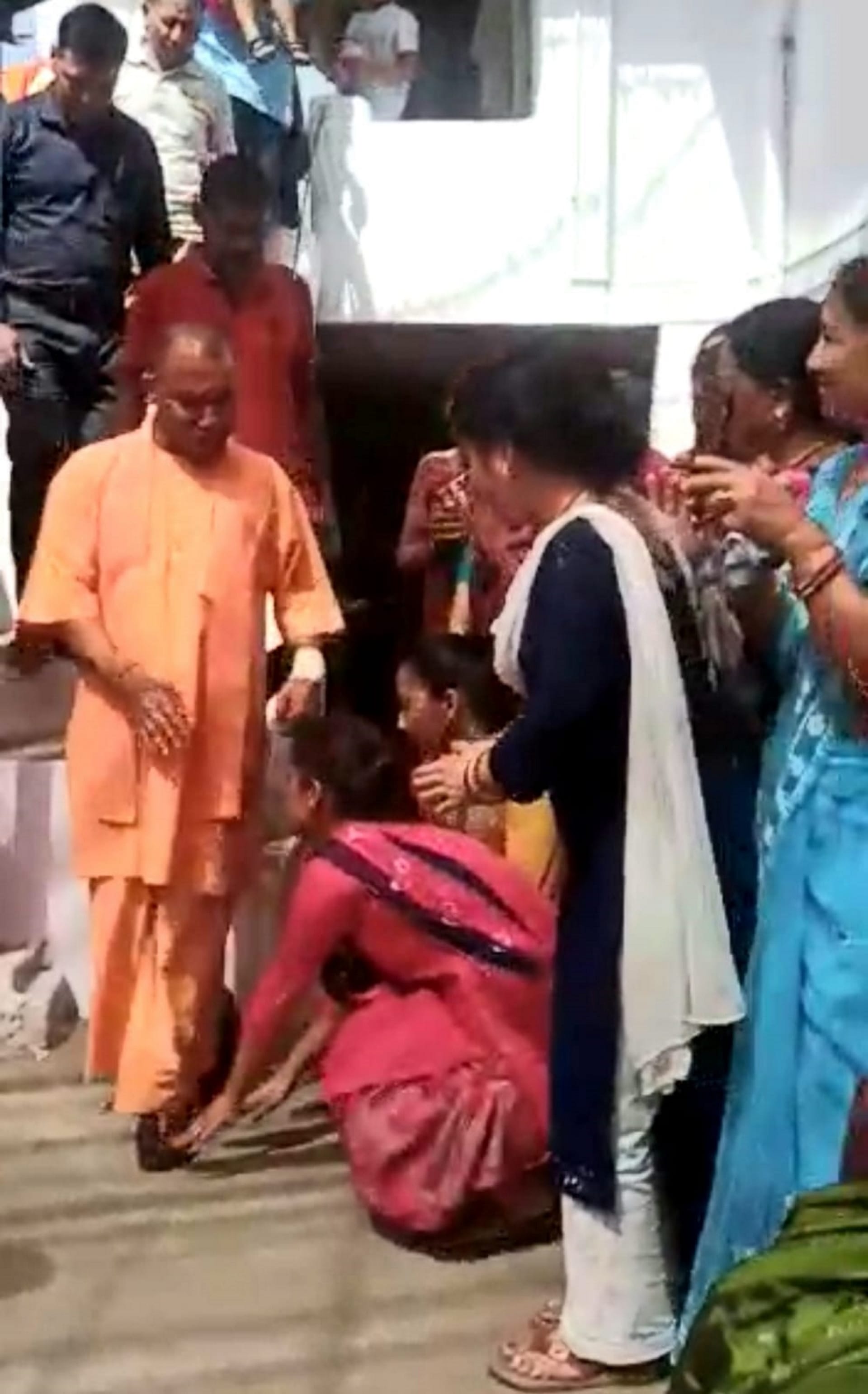 CM Yogi Adityanath ate curd sugar from mother hand and returned with blessings, special glimpses of Uttarakhand three day tour, See Photos