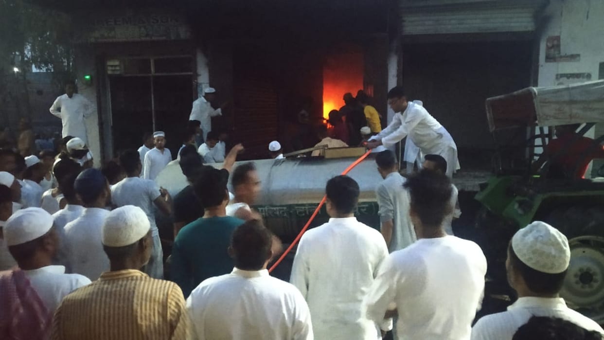 Fire in 12 shops in Tanda due to short circuit