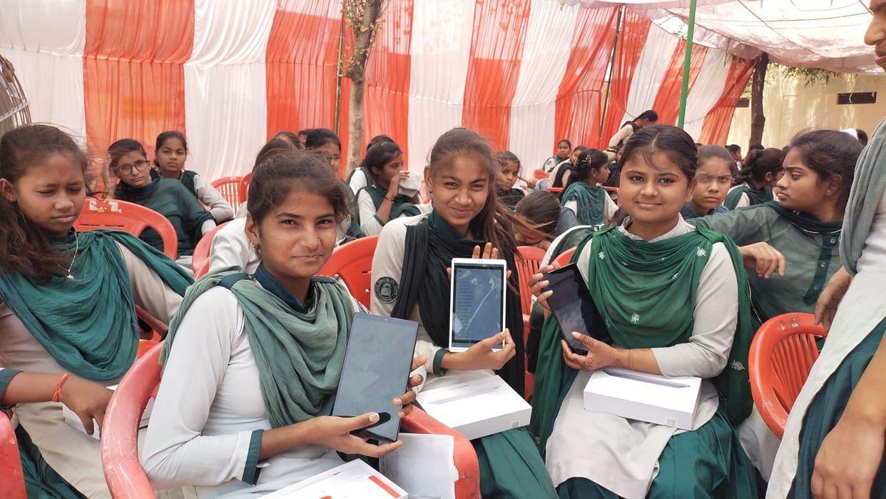 Tablets without stopping training, students continued to work in the program itself