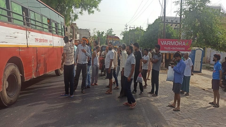angry people blocked etah agra road and created ruckus due to lights off for 12 hours