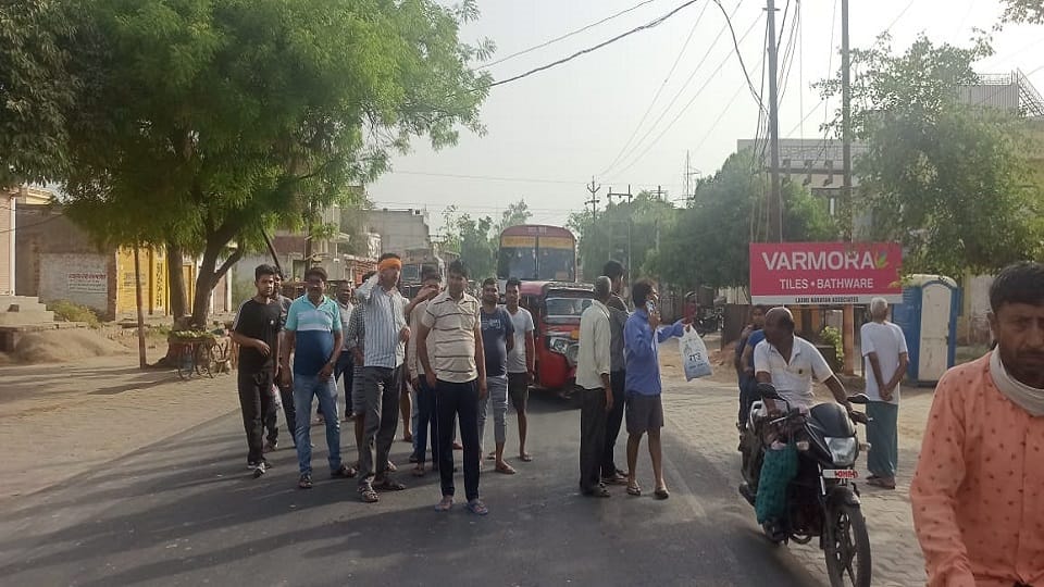 angry people blocked etah agra road and created ruckus due to lights off for 12 hours