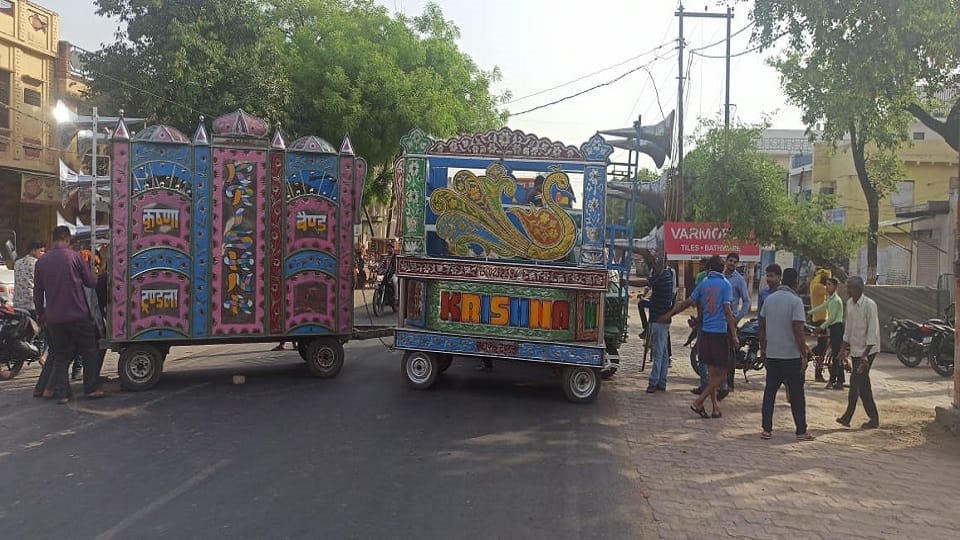 angry people blocked etah agra road and created ruckus due to lights off for 12 hours