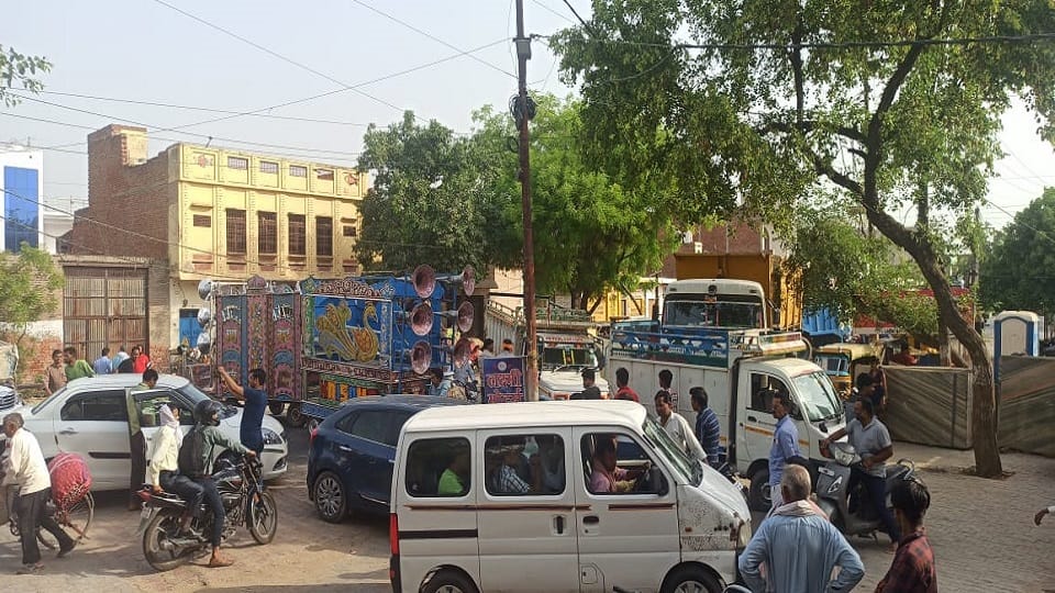 angry people blocked etah agra road and created ruckus due to lights off for 12 hours