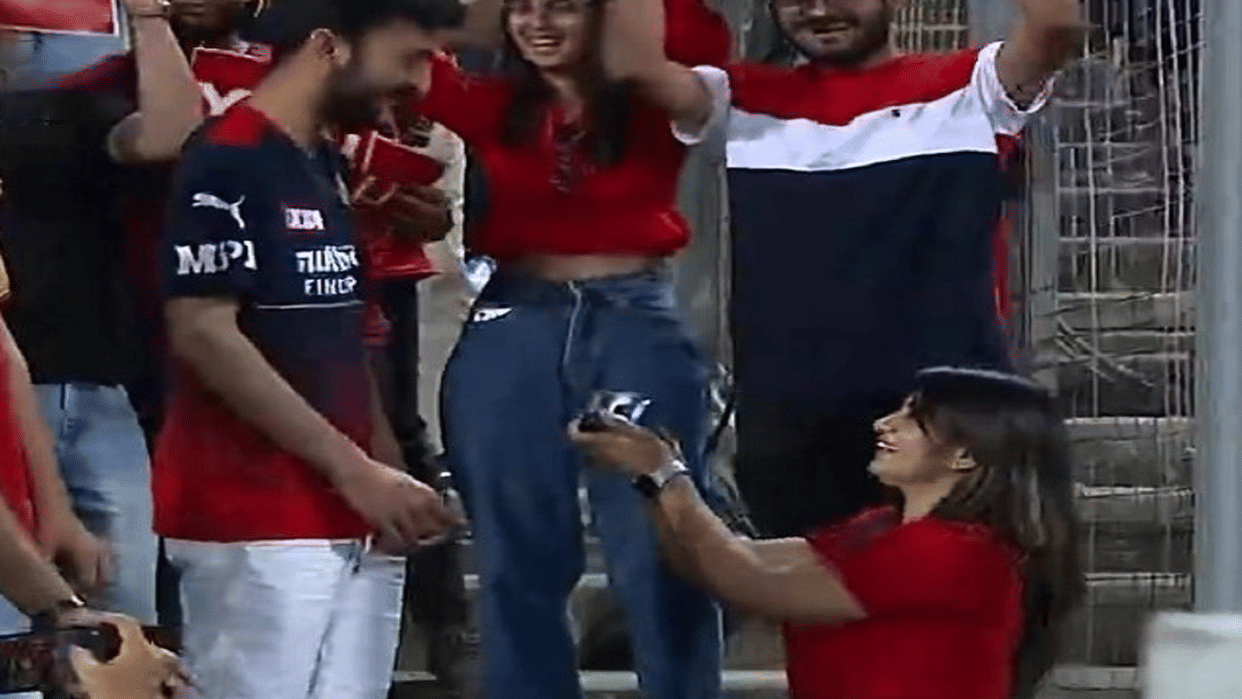 CSK vs RCB: Girl proposes RCB fan during live match, wasim jafer congratulated in funny way