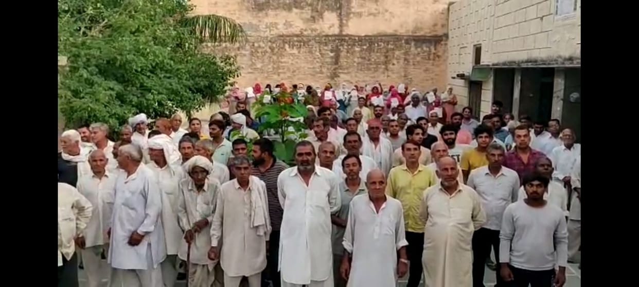 Electricity bills of more than two lakhs sent to laborers, villagers demonstrated
