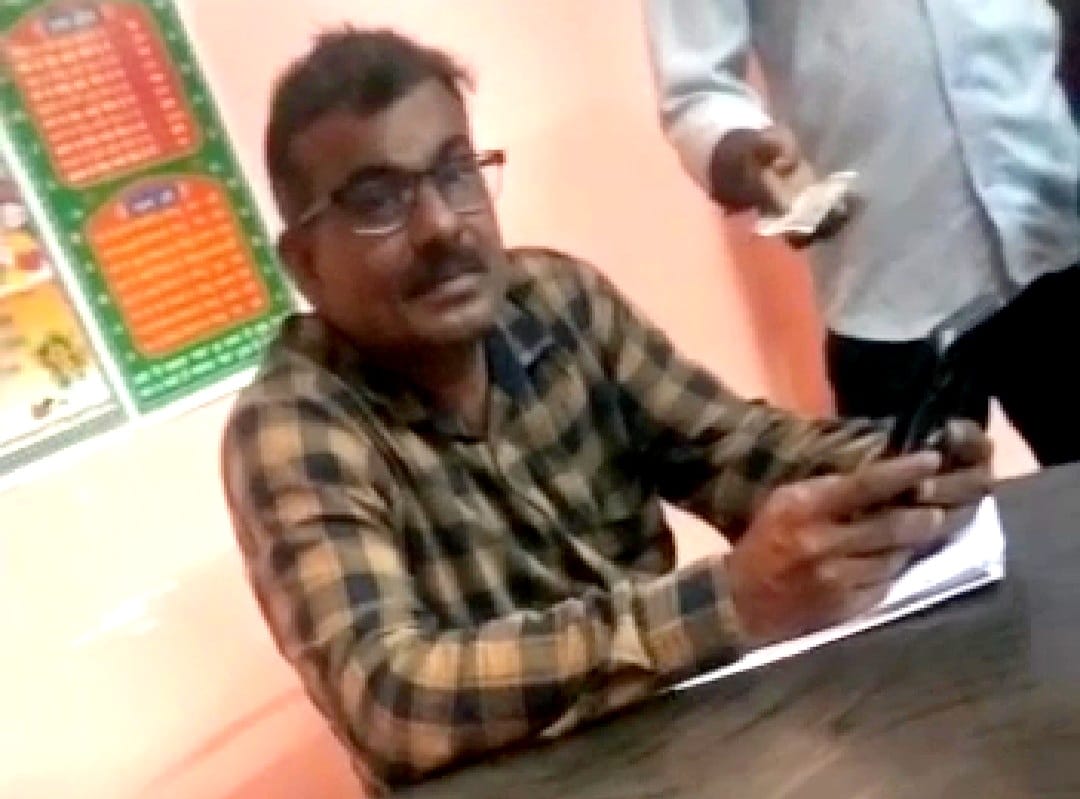 Video viral of Lekhpal taking bribe in Bilhaur tehsil, SDM suspends Lekhpal