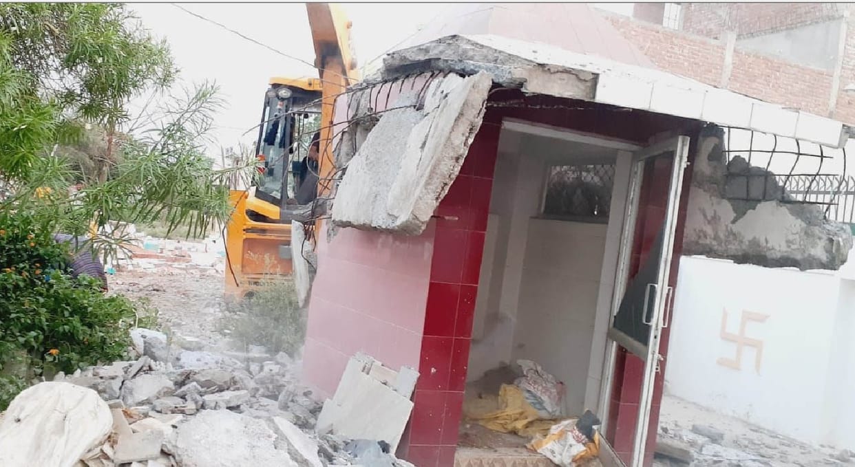 Bulldozer ran on guard room at SP leader's petrol pump in Banda