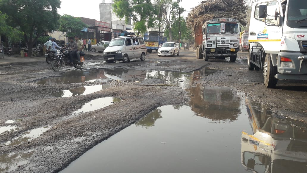 Deep pits built on GT Road are giving feast to accidents