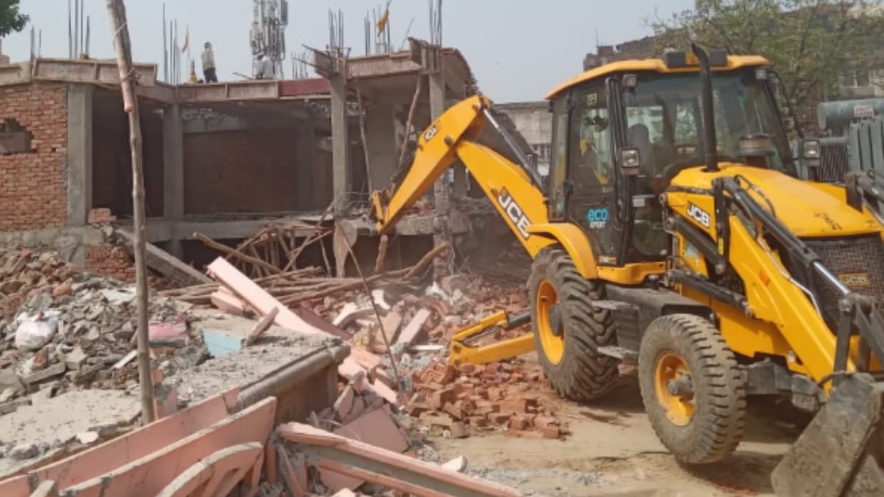 Lucknow: Bulldozer run on illegal construction near Hanuman temple in Aminabad