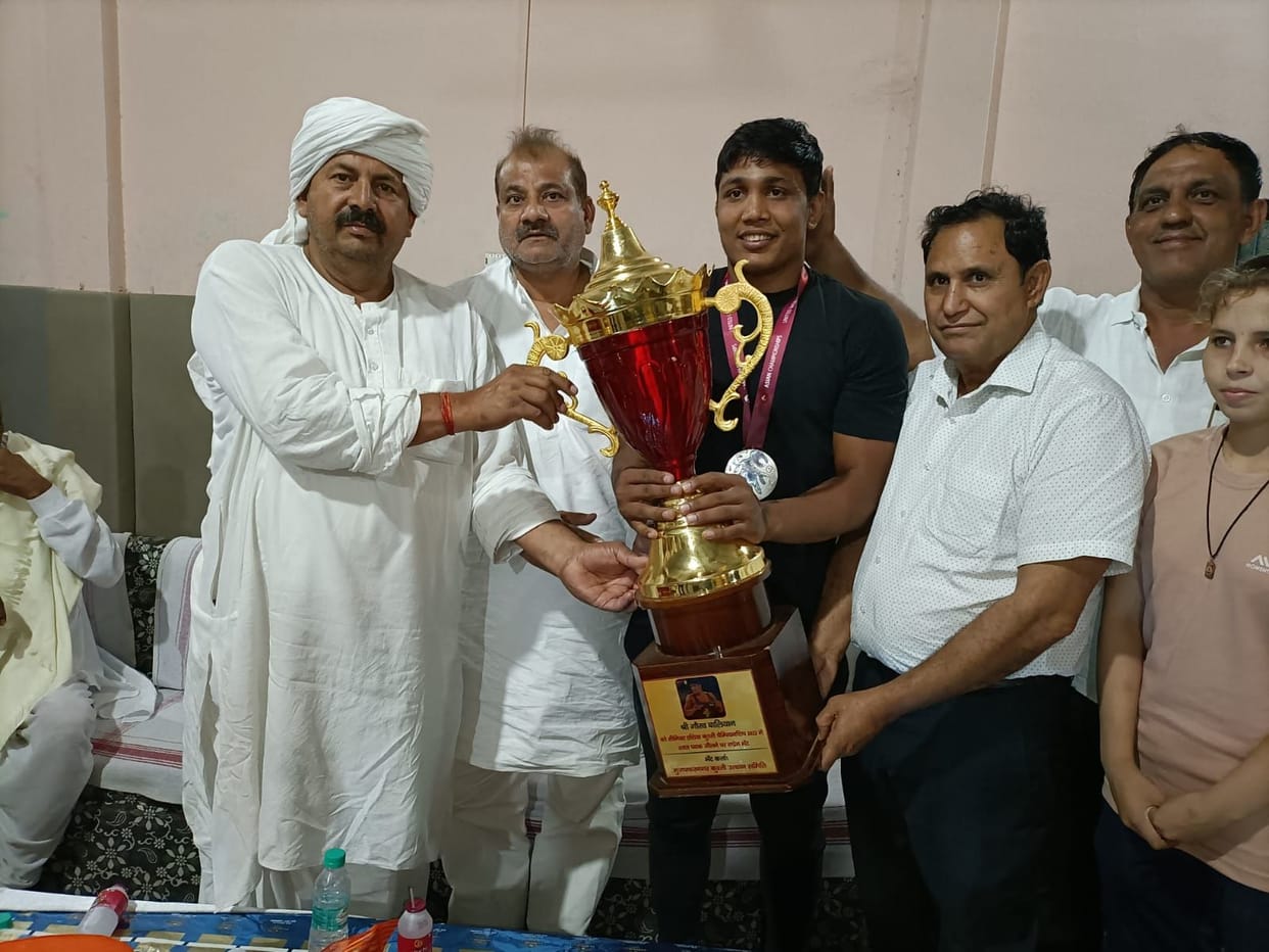 Soram made Gaurav, who returned with a silver medal, made him sit on the eyelids
