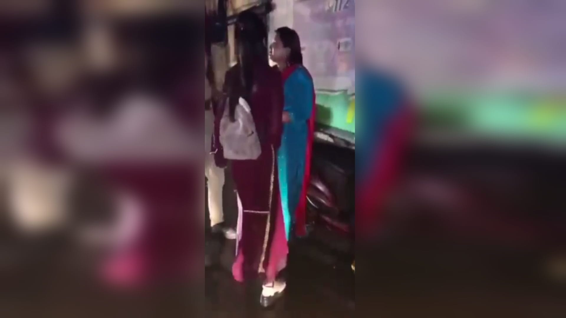Meerut News: A muslim woman has beaten up policemen on road see photos