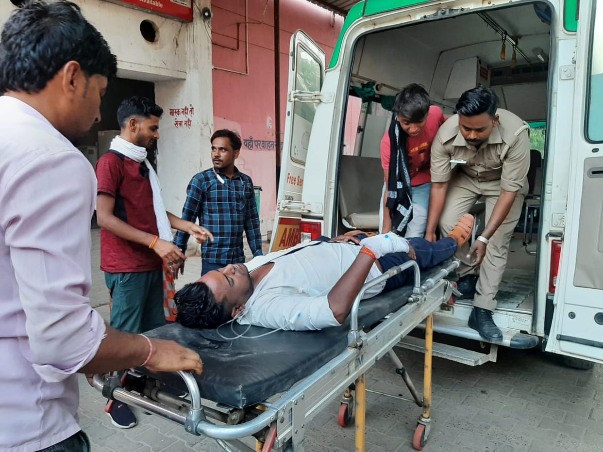auto driver ate poison in police station in mirzapur after no action  taken against accused of beating