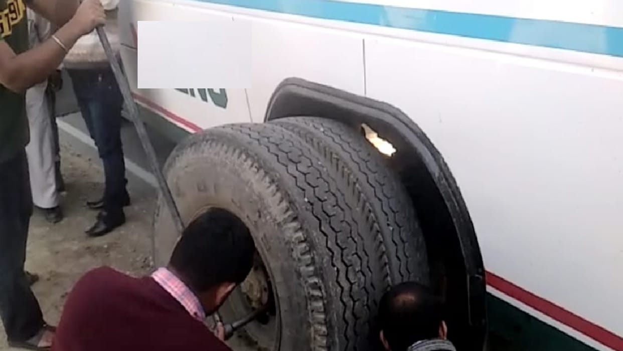 Both the tires of the moving bus came out, the operator deliberately avoided a big accident