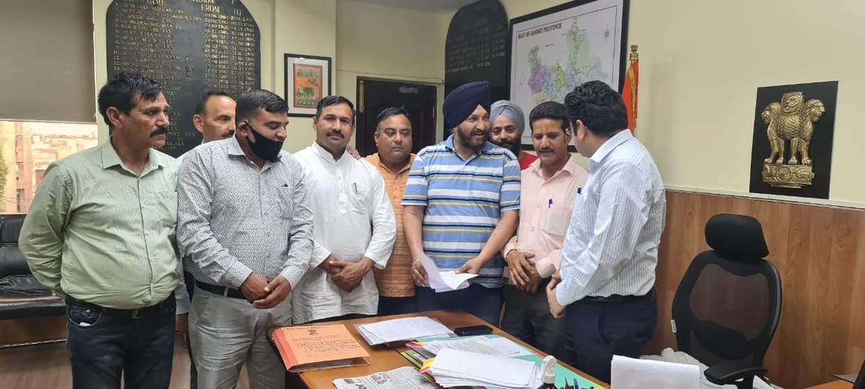 Demanded to pay dues of MNREGA