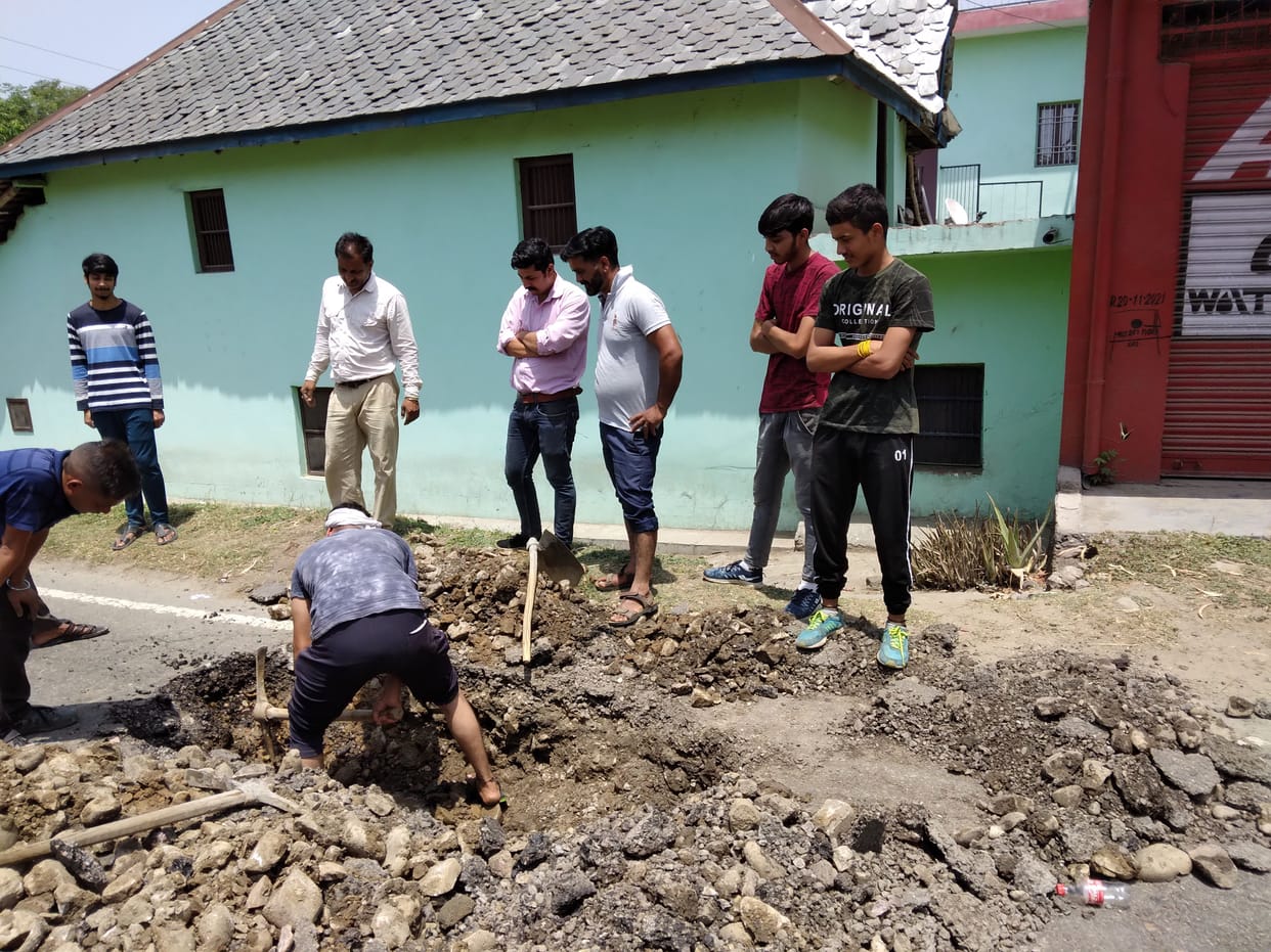 Jal Shakti Department repaired the leakage from the pipe