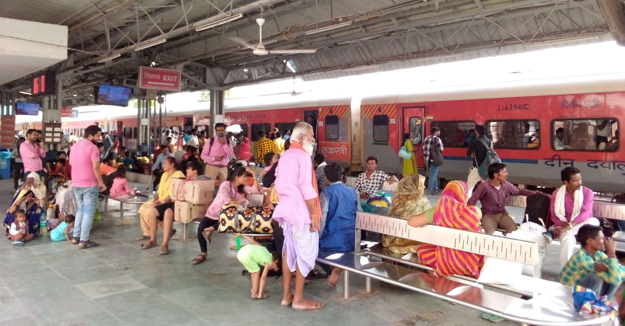 Rail traffic stalled for four hours, some canceled the journey and some went to the destination by bus