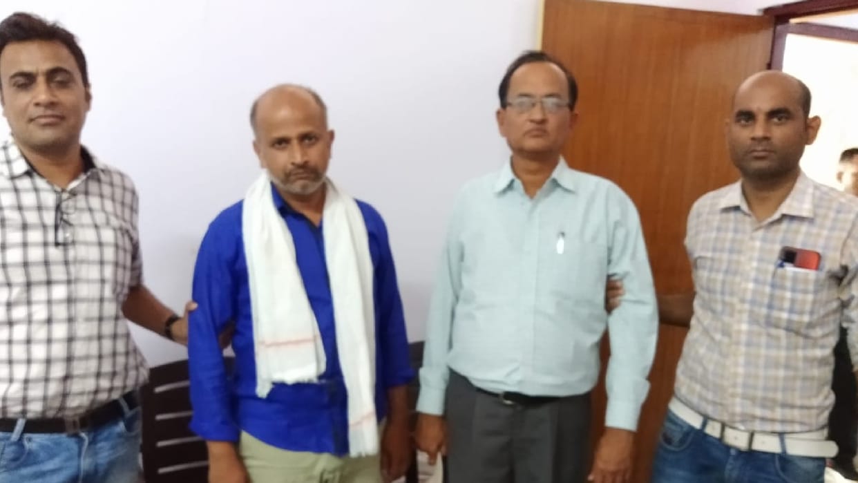 Rewa: Corruption busted in cooperative department, inspector and in-charge CEO arrested taking bribe of 10 thousand rupees