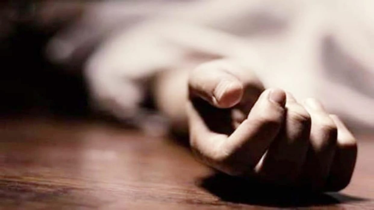 chhattisgarh young man committed suicide in Madwarani Railway Station in korba