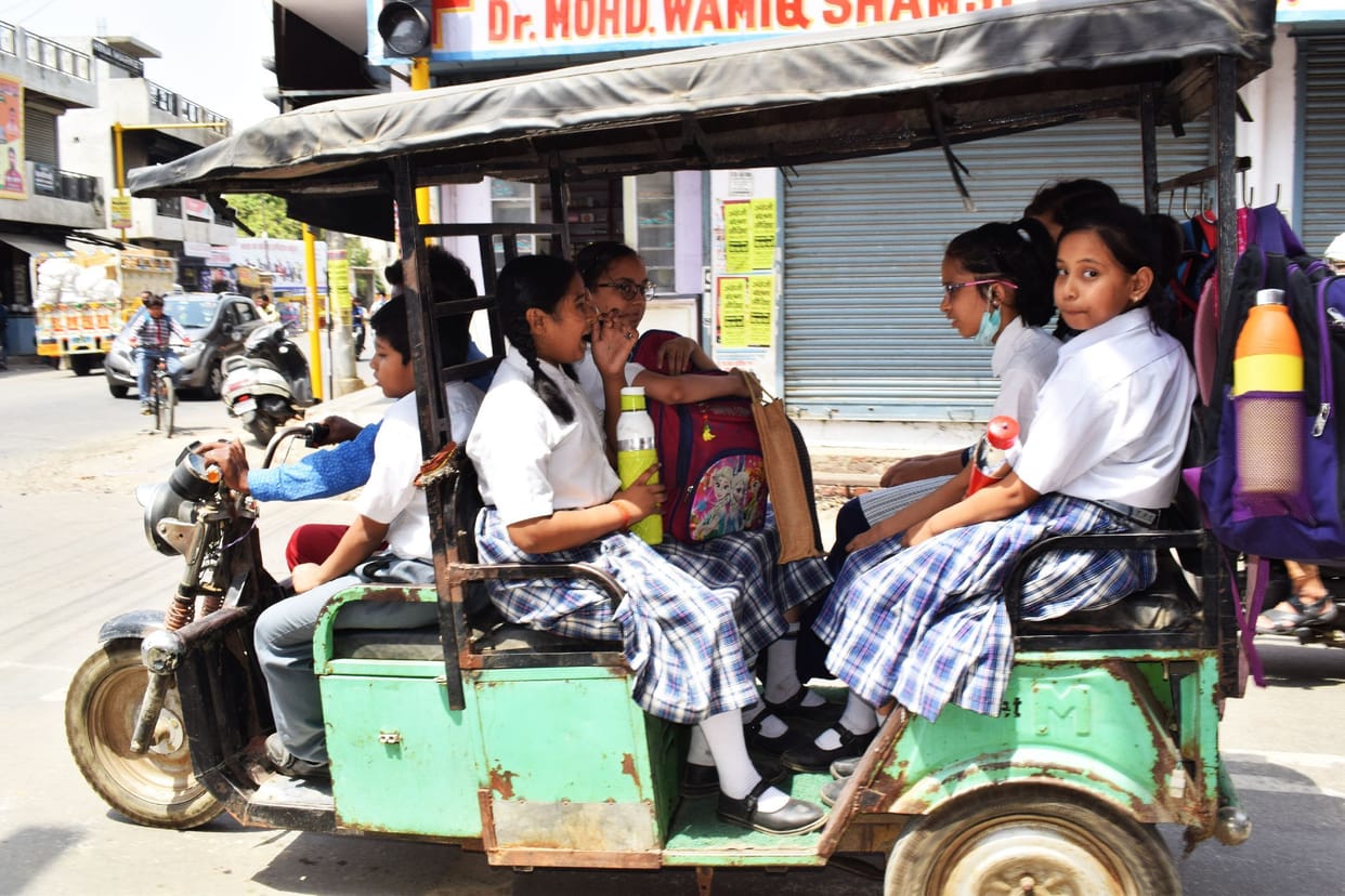 Complete ban on e-rickshaw for transporting school children