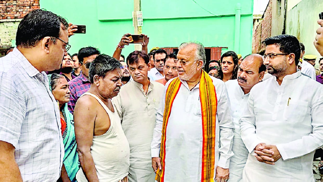 UP Minister Suresh Kumar Khanna and his team visits in Raebareli.