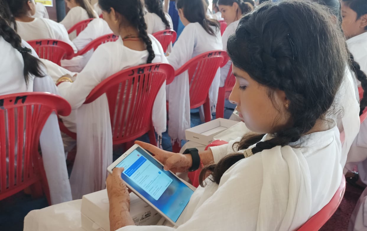 Girl students got tablet... now there will be a wealth of knowledge in front