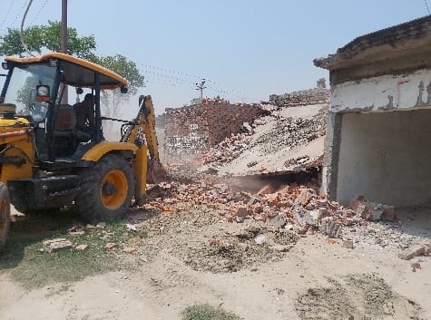 Bulldozer run in Padhua, 10 shops built at a cost of one crore demolished
