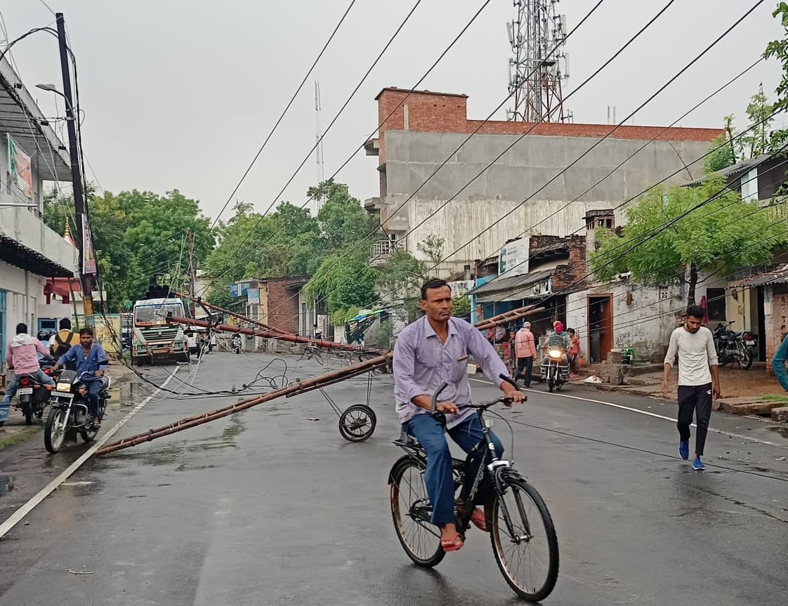 Weather update  Purvanchal varanasi  Drizzle-strong wind brought relief from heat and temprature  dropped