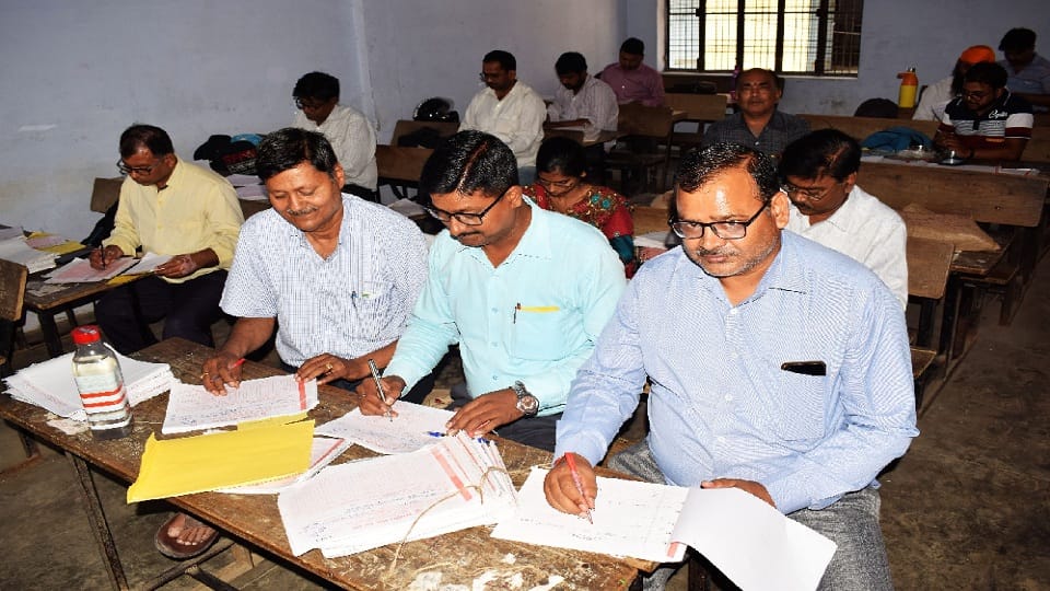 student wrote dialogue of pushpa film in up board answer sheet