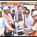 उपमुख्यमंत्री केशव प्रसाद मौर्य को सौंपी आगरा मेट्रो की रिपोर्ट