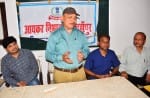 शाहजहांपुर के स्वामी विवेकानंद स्कूल में आयोजित गोष्ठी को संबोधित करते आयकर अधिकारी वीरेंद्र प?