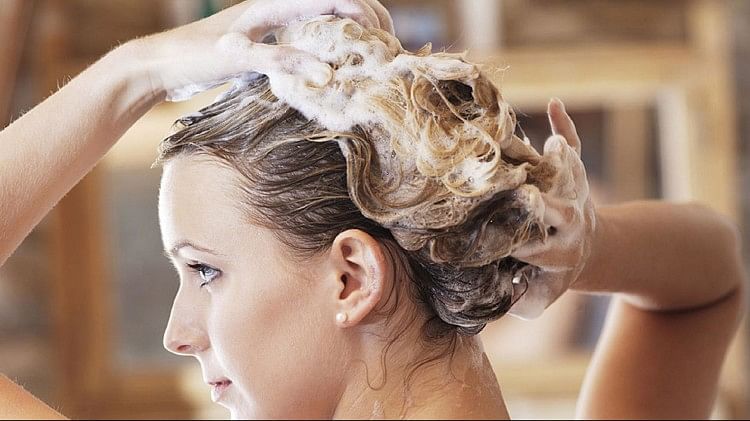 Hair Care Tips:बालों में कंडीशनर का उपयोग करते समय न करें ये गलती, इन बातों  का रखें ध्यान - Hair Care Tips: Applying Conditioner On Hair, Keep These  Things In Mind -