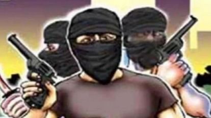 रोहतक में व्यापारी से लूट: बदमाश बोले, पांच मर्डर कर चुके हैं, किसी को बताना मत Robbery from diamond trader at gate of grain market in Rohtak