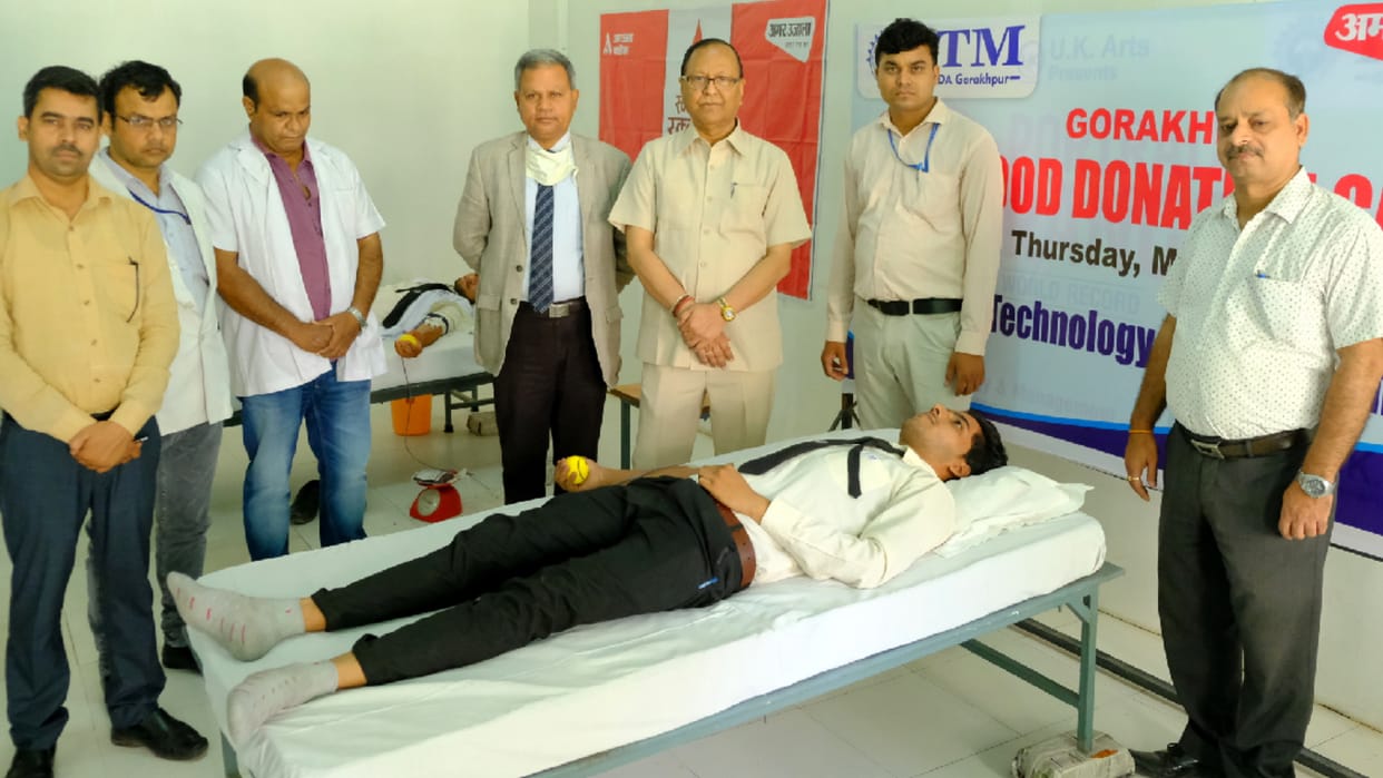 Amar Ujala Foundation 45 teachers and students donated blood in ITM GIDA
