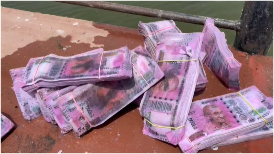 Puddles of two thousand rupees notes came out of Anasagar lake in Ajmer