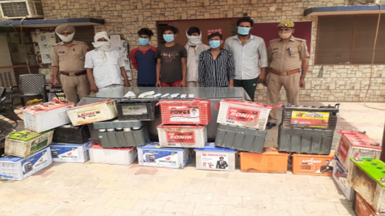 Baghpat police have arrested six accused of a gang with tamancha Knives and 23 Batteries