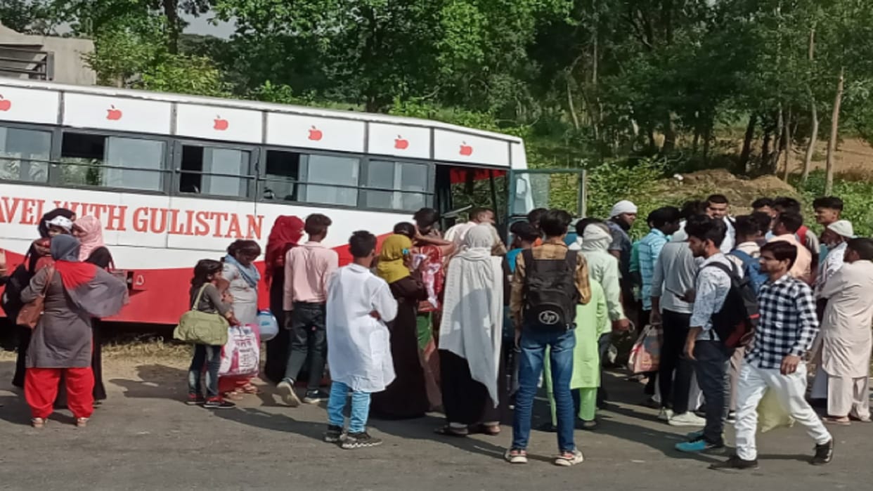 Bijnor News: A bus has fall after break fail on road but saved life of 70 peoples