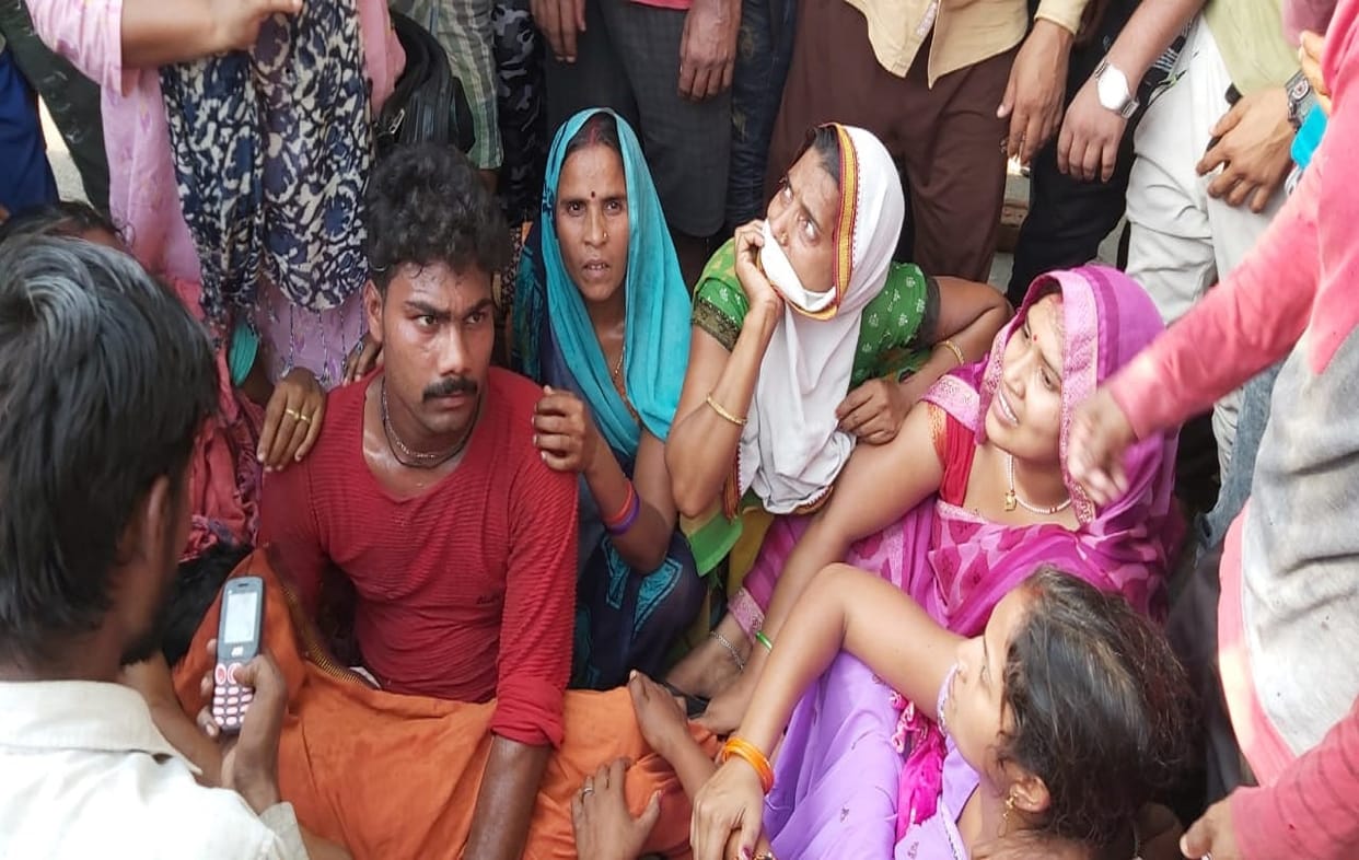 Crocodile attack on innocent who went for toilte on banks of river Chandraprabha in chandauli villagers jammed