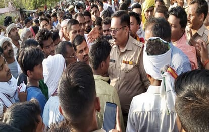 Crocodile attack on innocent who went for toilte on banks of river Chandraprabha in chandauli villagers jammed