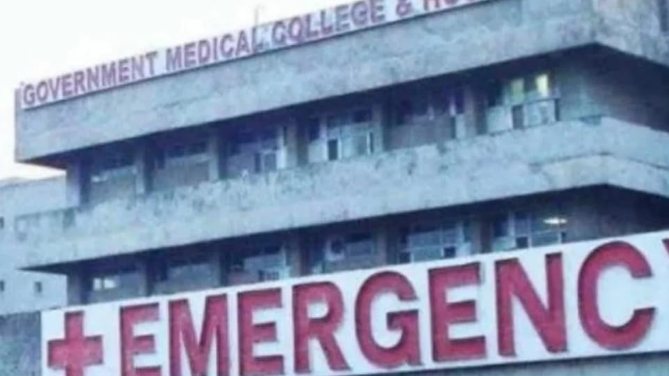 chandigarh: Treatment of patients on stretcher in GMCH-32 in Chandigarh, 100 beds are lying idle in Sector-48