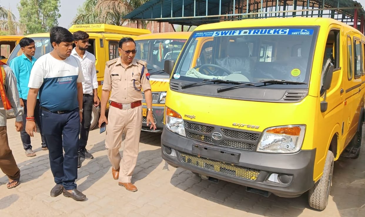 hardoi news,Seven school vehicles seized, 12 challaned
