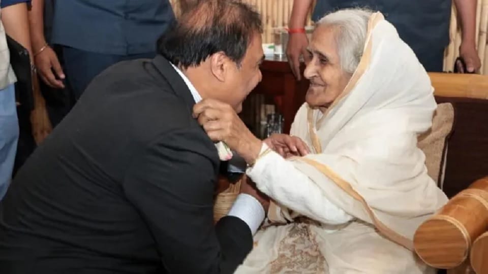 assam CM Himanta Biswa Sarma sitting on knees to listen to 90 years old woman problem